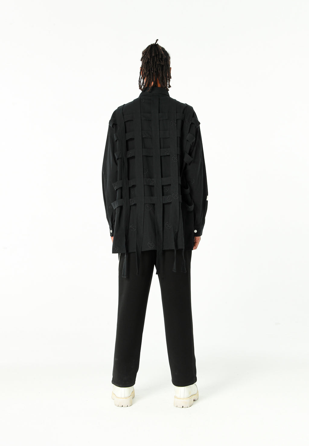 Camisa oversize con diseño entrelazado y motivo circular bordado | MWM [PS_COLORS:BLACK]