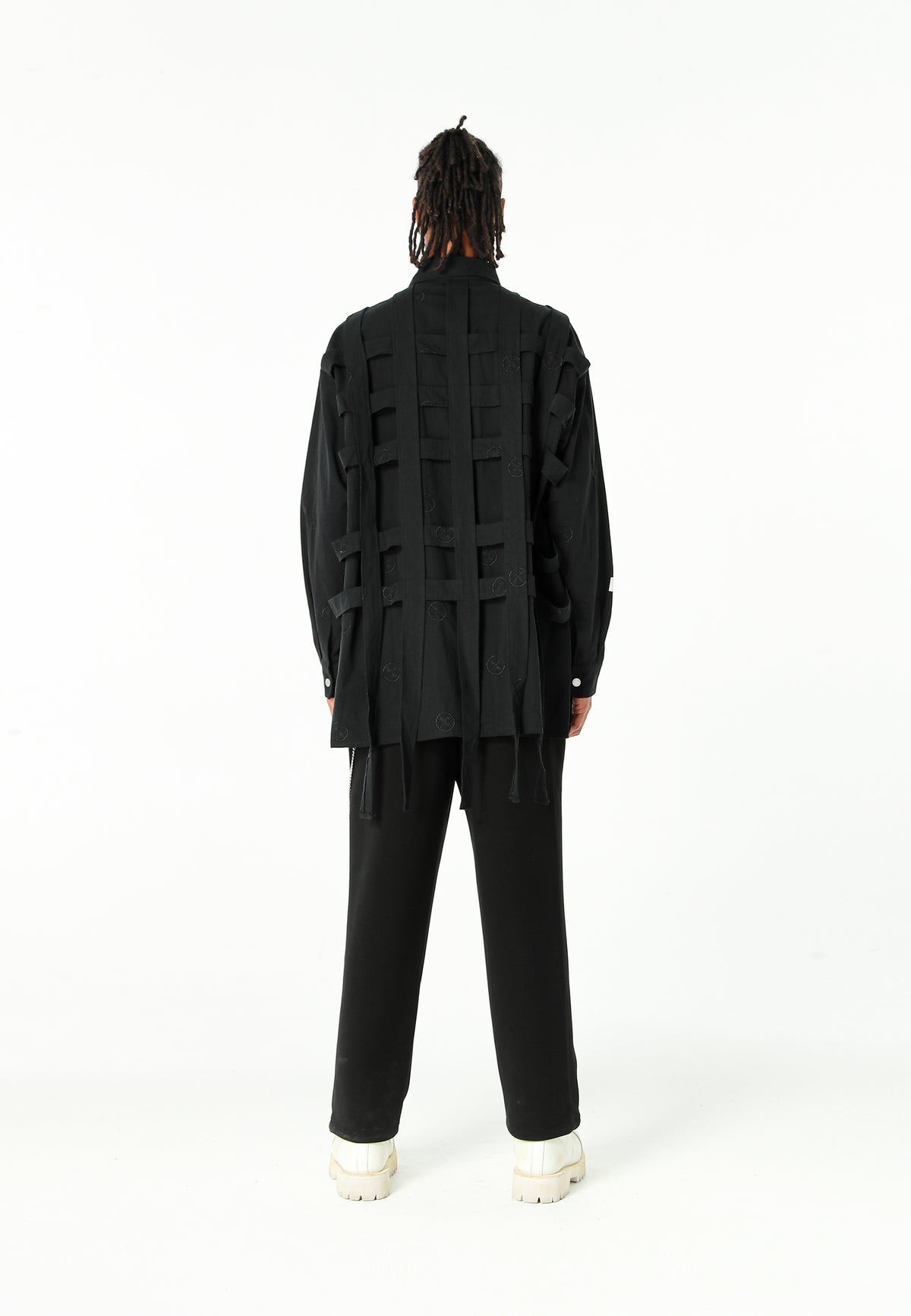 Camisa oversize con diseño entrelazado y motivo circular bordado | MWM [PS_COLORS:BLACK]
