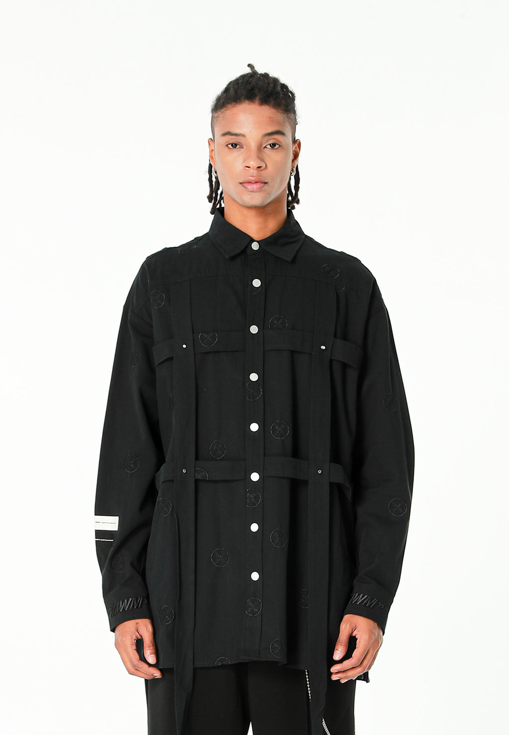 Camisa oversize con diseño entrelazado y motivo circular bordado | MWM [PS_COLORS:BLACK]