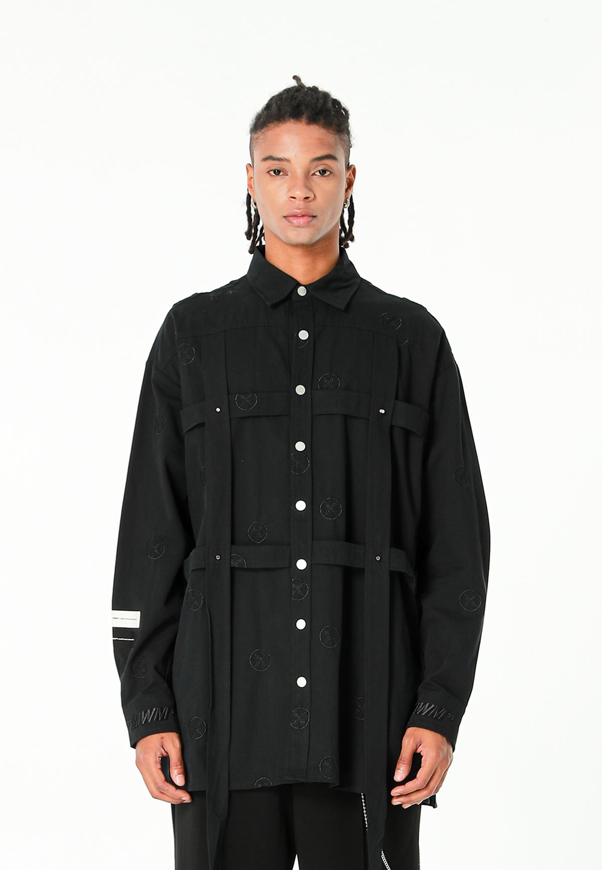 Camisa oversize con diseño entrelazado y motivo circular bordado | MWM [PS_COLORS:BLACK]