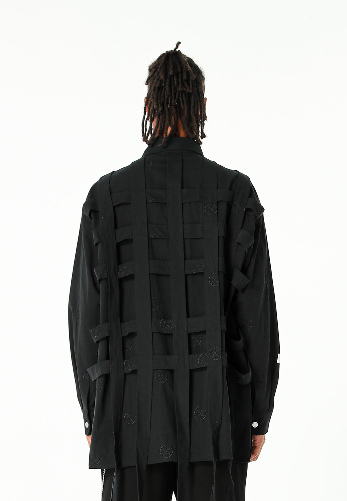 Camisa oversize con diseño entrelazado y motivo circular bordado | MWM [PS_COLORS:BLACK]