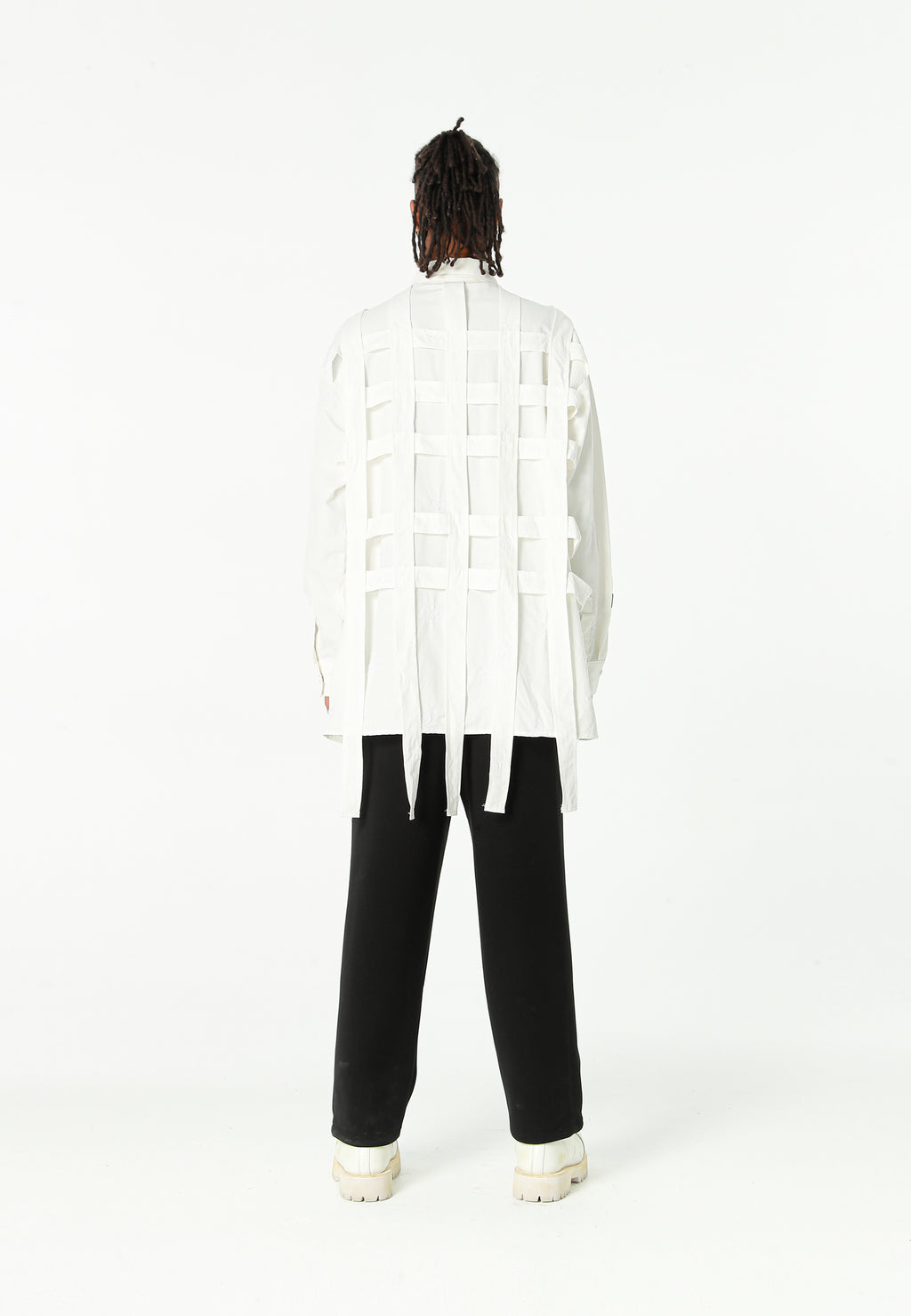 Camisa oversize con diseño entrelazado y motivo circular bordado | MWM [PS_COLORS:WHITE]