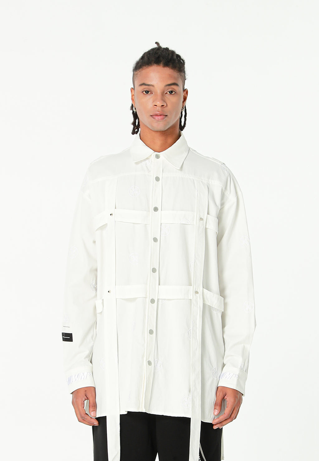 Camisa oversize con diseño entrelazado y motivo circular bordado | MWM [PS_COLORS:WHITE]