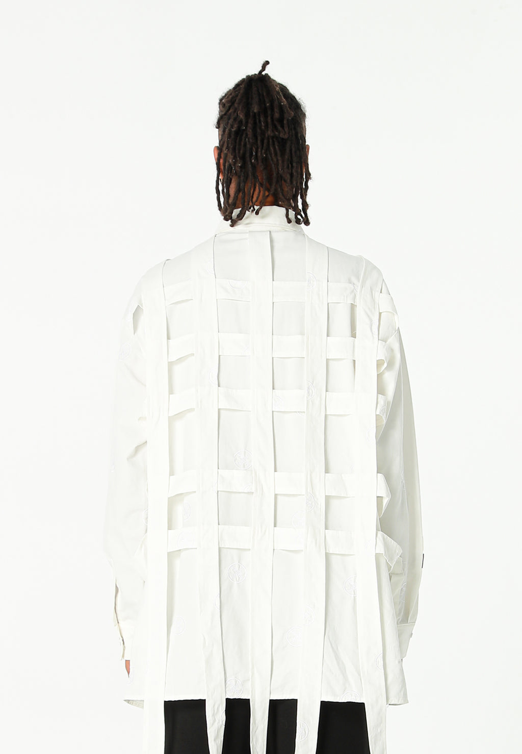 Camisa oversize con diseño entrelazado y motivo circular bordado | MWM [PS_COLORS:WHITE]