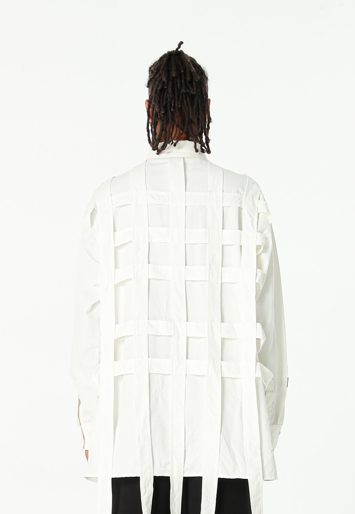 Camisa oversize con diseño entrelazado y motivo circular bordado | MWM [PS_COLORS:WHITE]