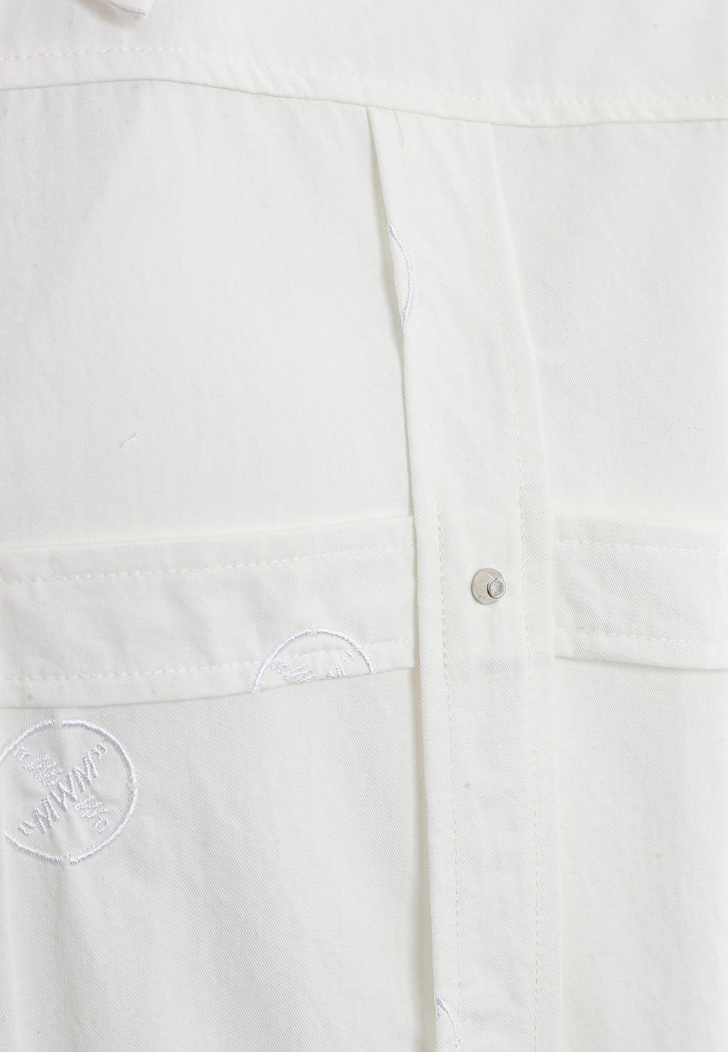 Camisa oversize con diseño entrelazado y motivo circular bordado | MWM [PS_COLORS:WHITE]