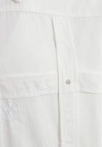 Camisa oversize con diseño entrelazado y motivo circular bordado | MWM [PS_COLORS:WHITE]