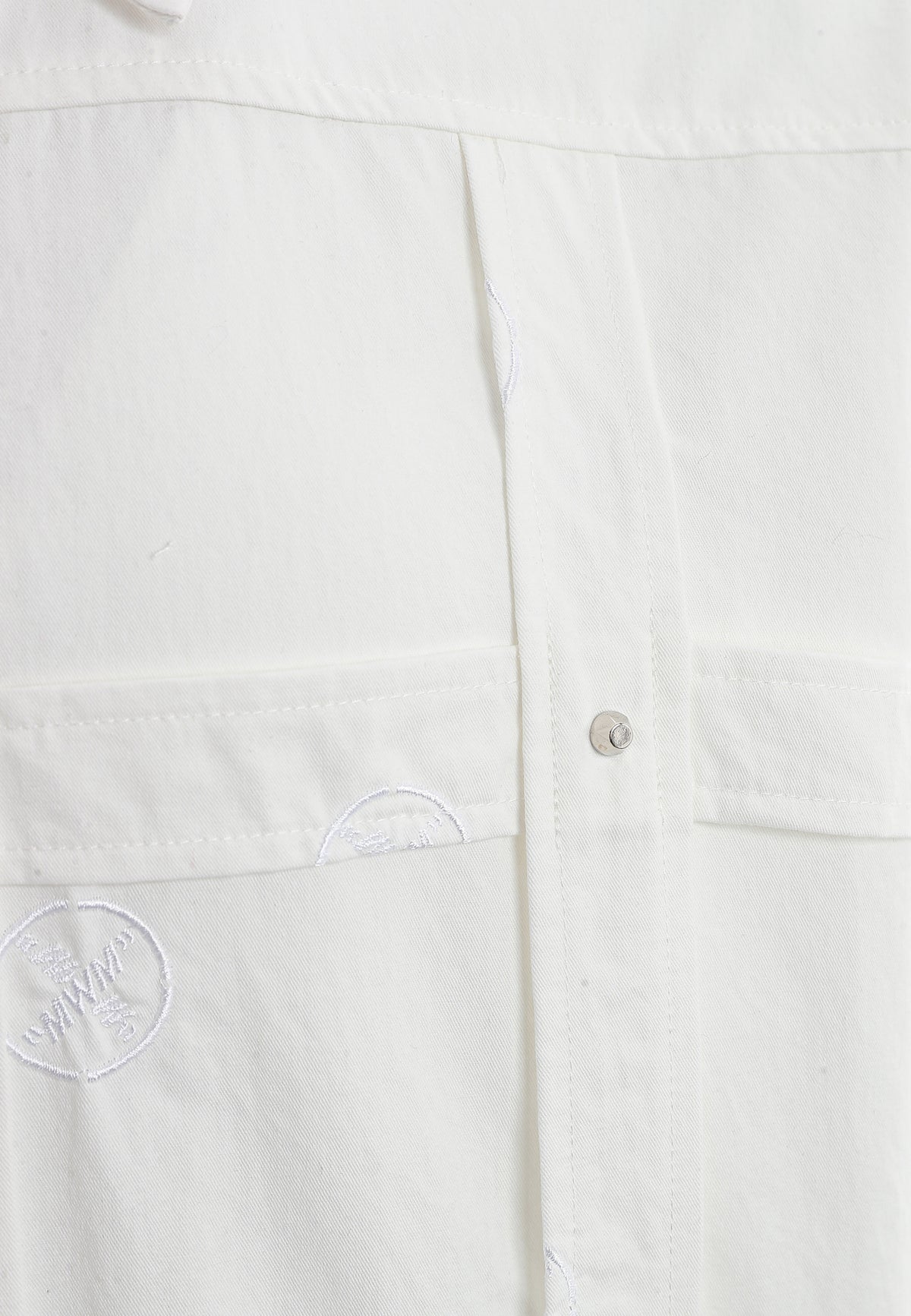 Camisa oversize con diseño entrelazado y motivo circular bordado | MWM [PS_COLORS:WHITE]