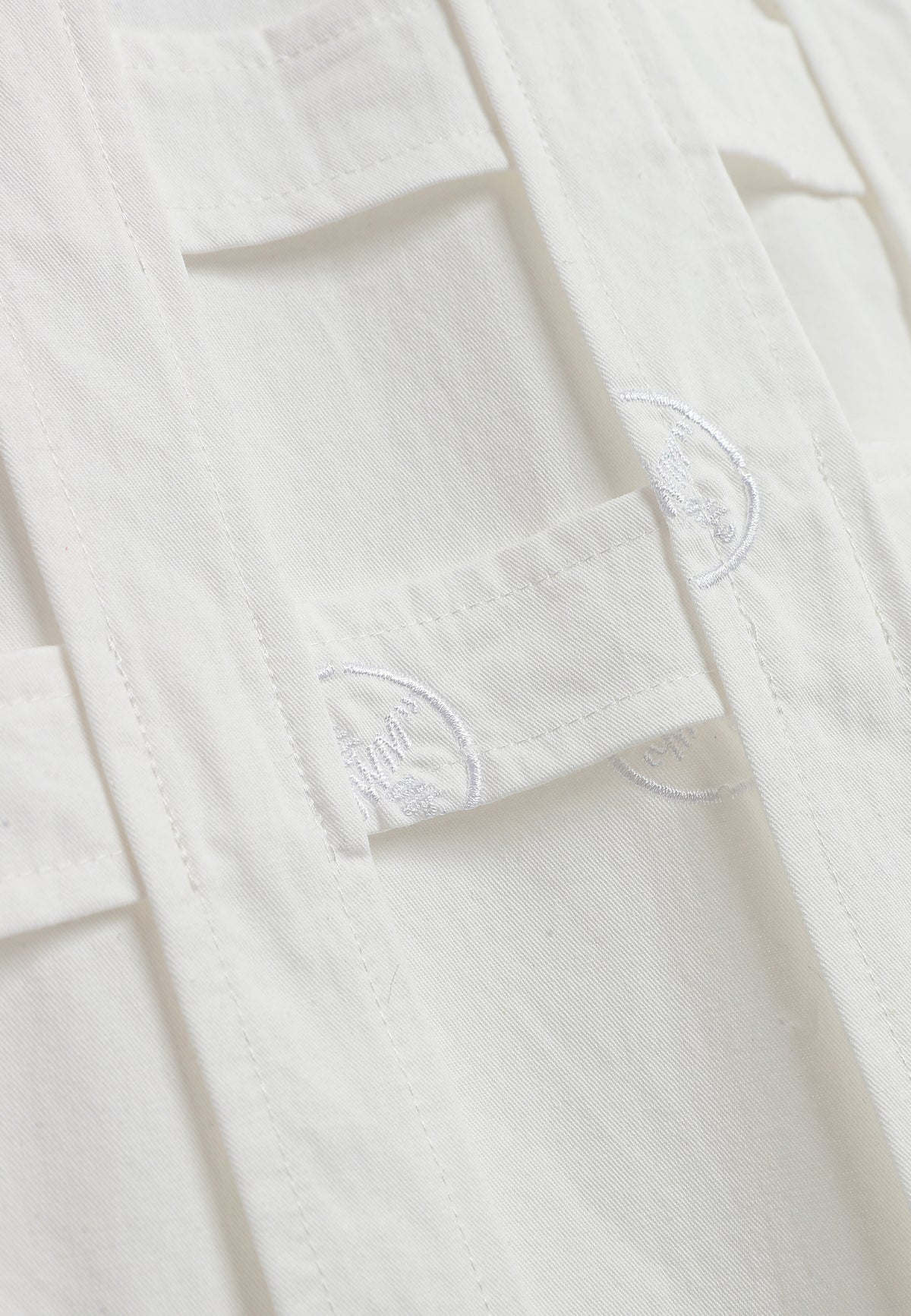 Camisa oversize con diseño entrelazado y motivo circular bordado | MWM [PS_COLORS:WHITE]