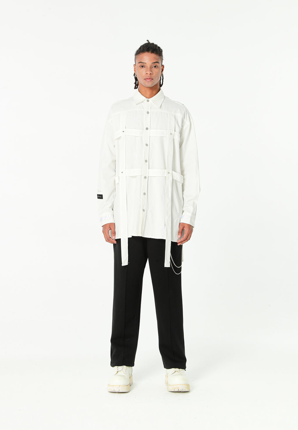 Camisa oversize con diseño entrelazado y motivo circular bordado | MWM [PS_COLORS:WHITE]