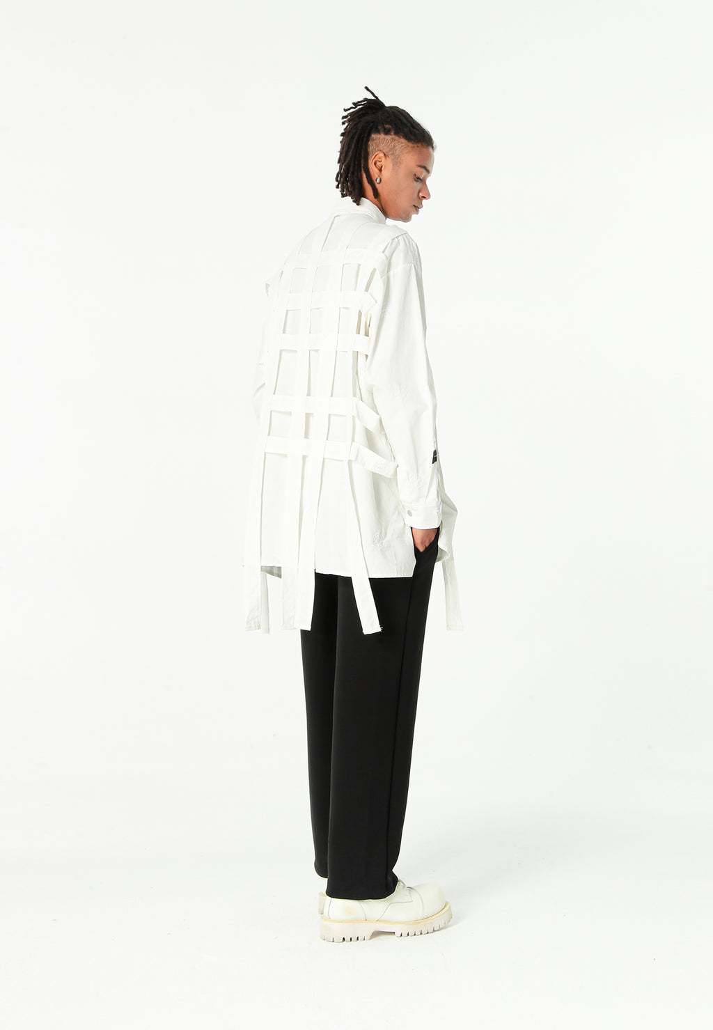 Camisa oversize con diseño entrelazado y motivo circular bordado | MWM [PS_COLORS:WHITE]