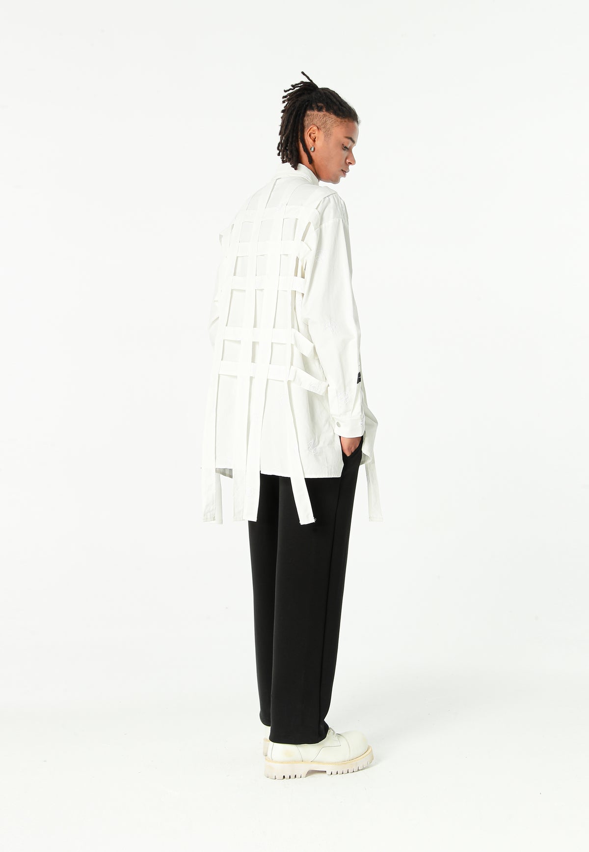 Camisa oversize con diseño entrelazado y motivo circular bordado | MWM [PS_COLORS:WHITE]