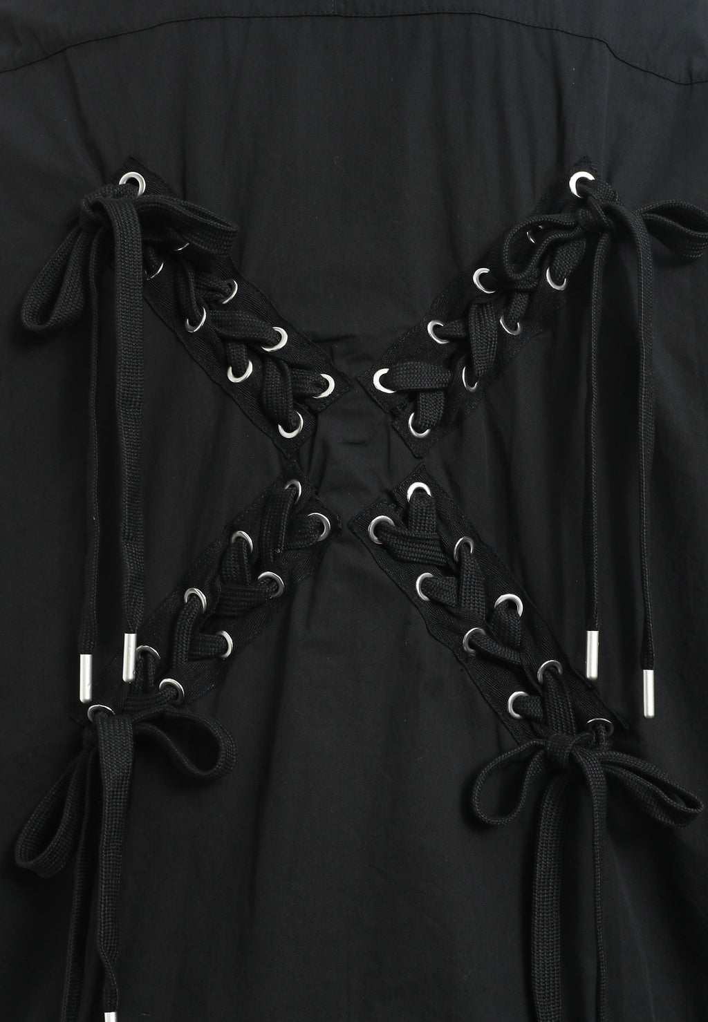 Camisa de corte japonés con puños abiertos y X de cordones cruzados | MWM [PS_COLORS:BLACK]