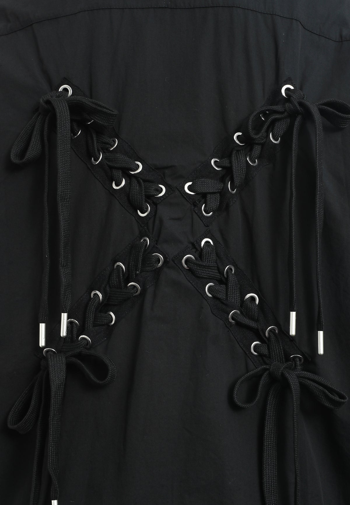 Camisa de corte japonés con puños abiertos y X de cordones cruzados | MWM [PS_COLORS:BLACK]