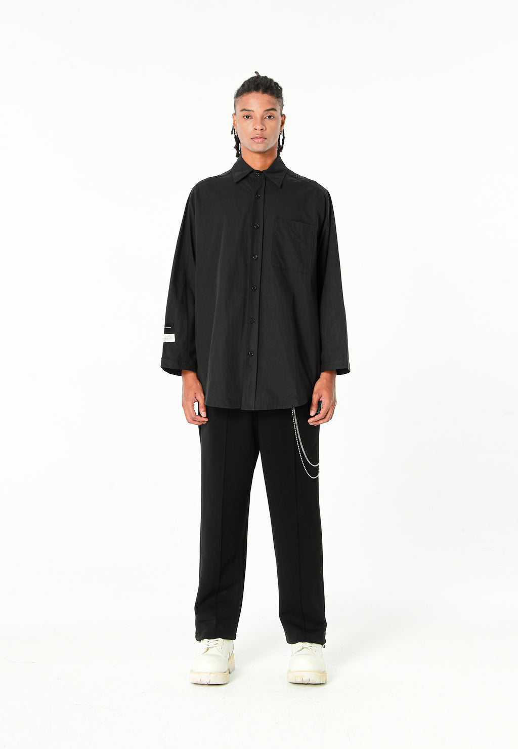 Camisa de corte japonés con puños abiertos y X de cordones cruzados | MWM [PS_COLORS:BLACK]