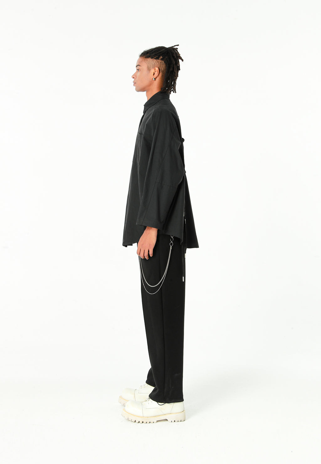 Camisa de corte japonés con puños abiertos y X de cordones cruzados | MWM [PS_COLORS:BLACK]