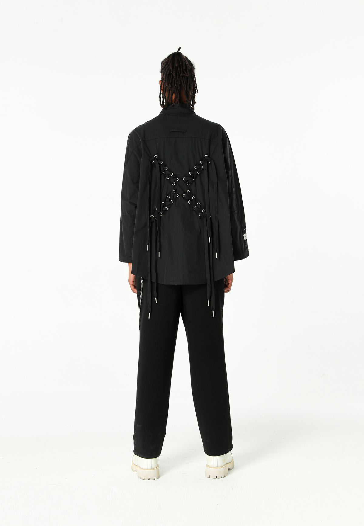 Camisa de corte japonés con puños abiertos y X de cordones cruzados | MWM [PS_COLORS:BLACK]