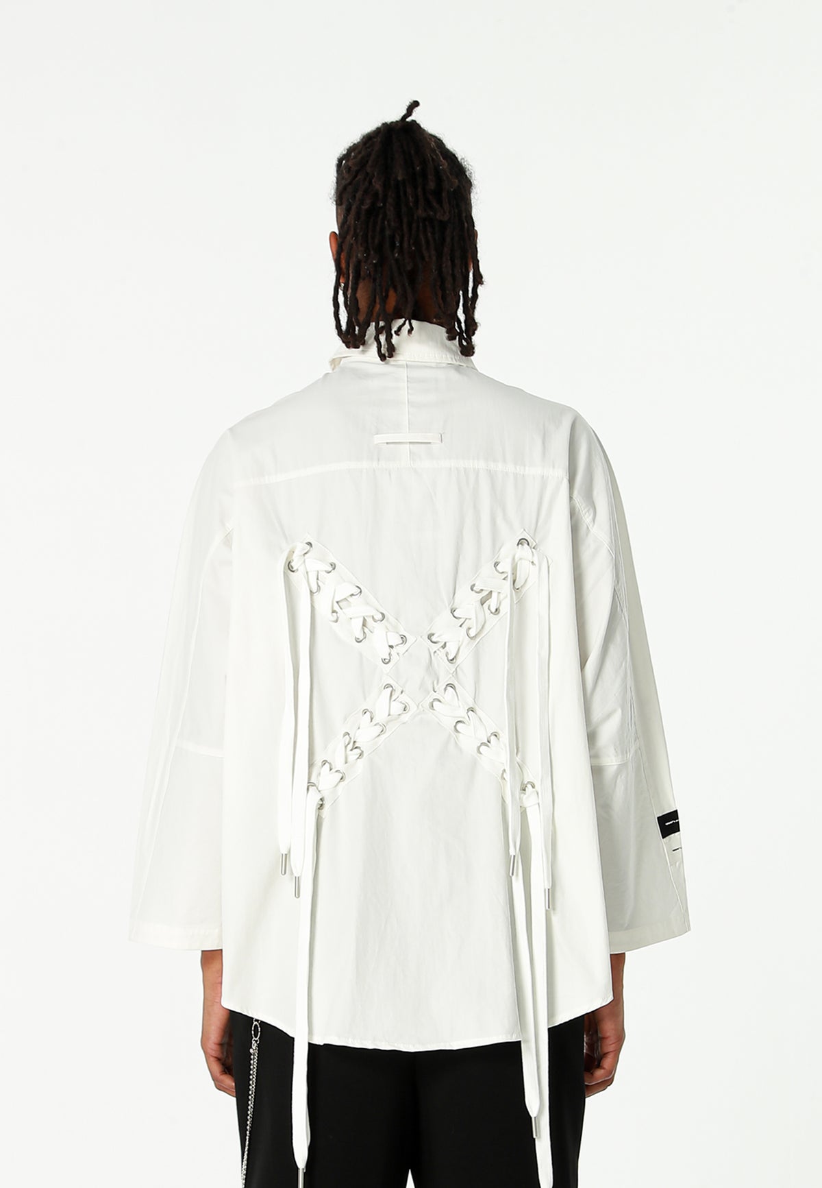 Camisa de corte japonés con puños abiertos y X de cordones cruzados | MWM [PS_COLORS:WHITE]