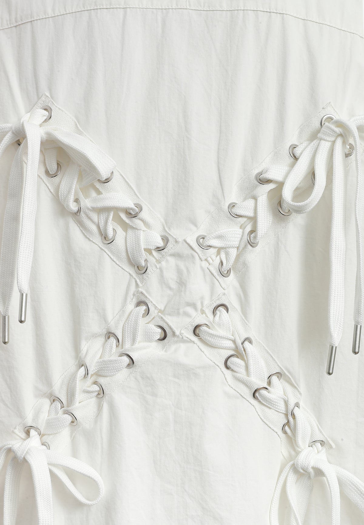 Camisa de corte japonés con puños abiertos y X de cordones cruzados | MWM [PS_COLORS:WHITE]