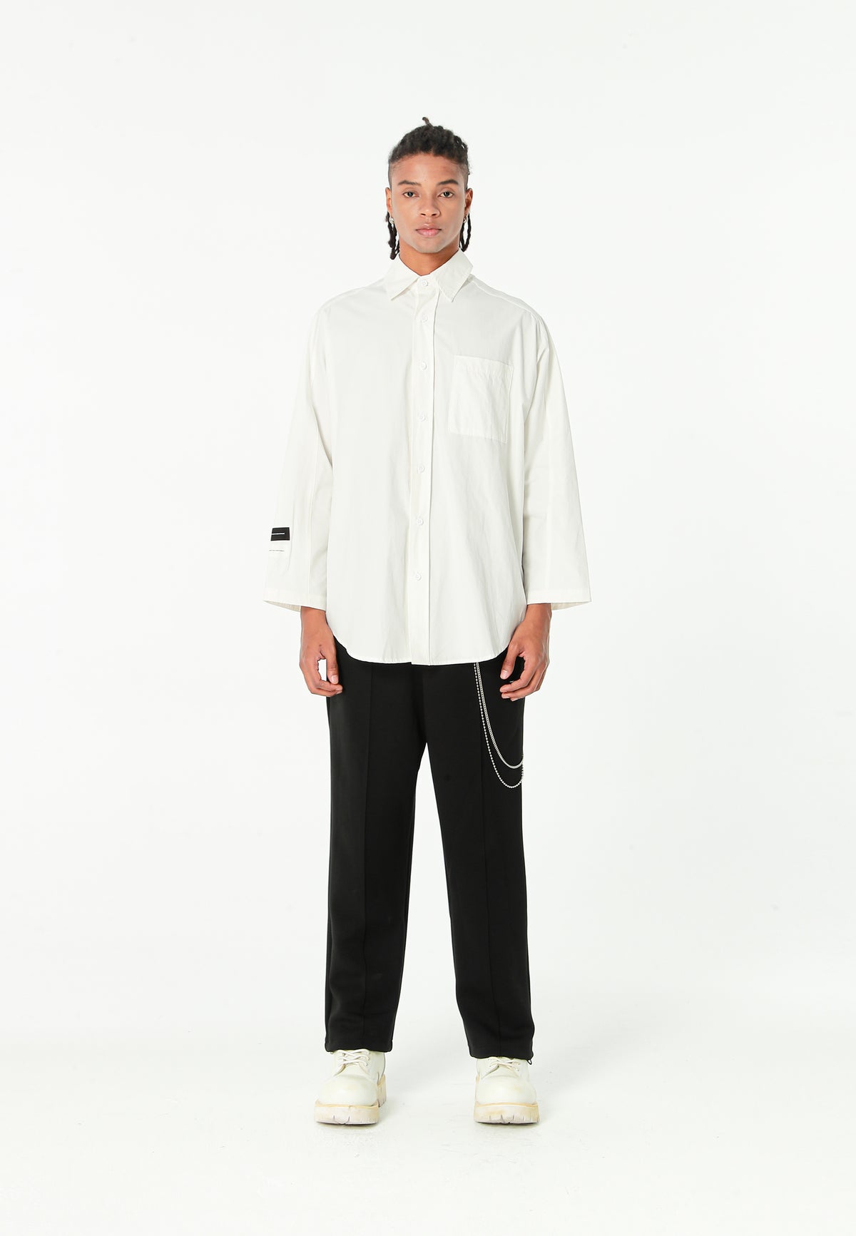 Camisa de corte japonés con puños abiertos y X de cordones cruzados | MWM [PS_COLORS:WHITE]