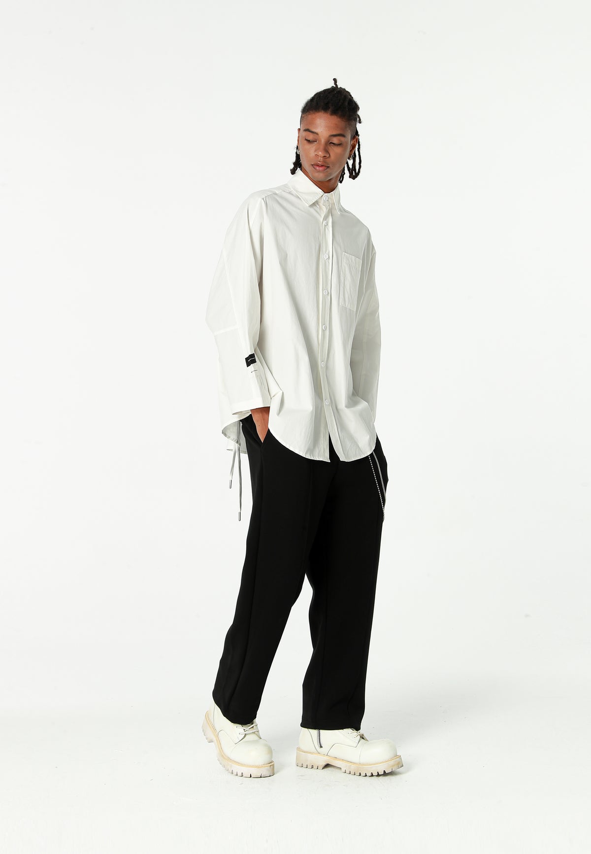 Camisa de corte japonés con puños abiertos y X de cordones cruzados | MWM [PS_COLORS:WHITE]