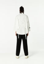 Camisa de corte japonés con puños abiertos y X de cordones cruzados | MWM [PS_COLORS:WHITE]
