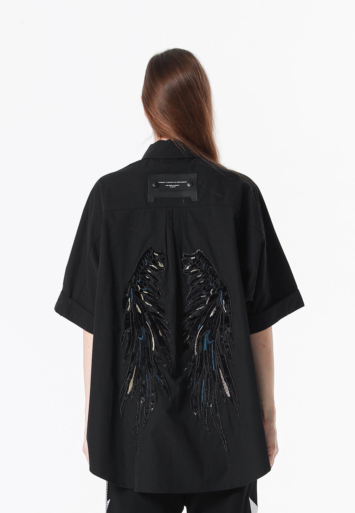 Camisa Wings oversize de inspiración asiática con parche de alas en la espalda | MWM [PS_COLORS:BLACK]