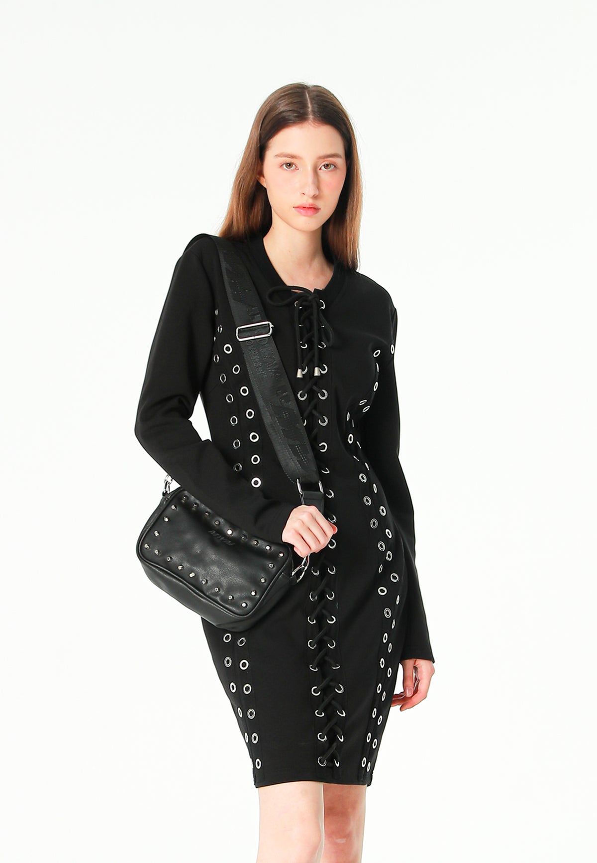 Bolso bandolera con tachuelas y cadena | MWM [PS_COLORS:BLACK]