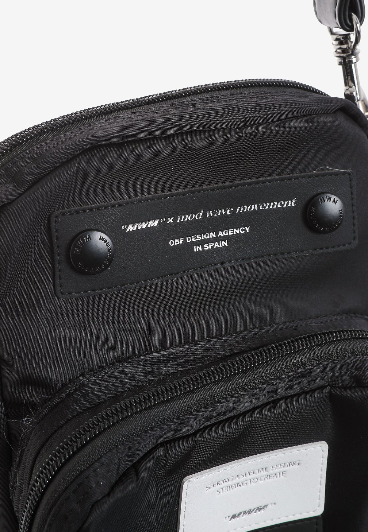 Bolso bandolera con bolsillos y parche con logo | MWM [PS_COLORS:BLACK]