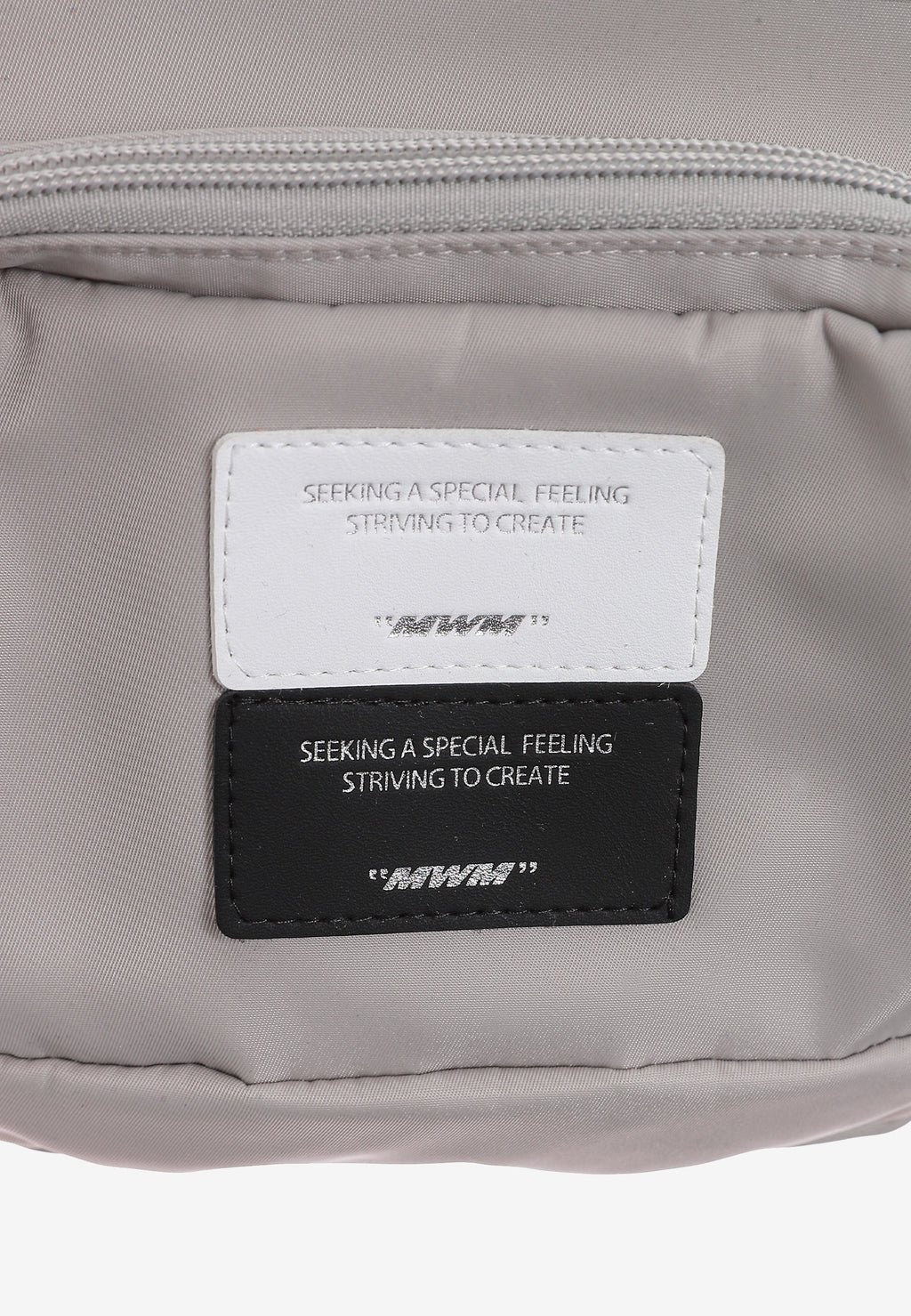 Bolso bandolera con bolsillos y parche con logo | MWM [PS_COLORS:SILVER]