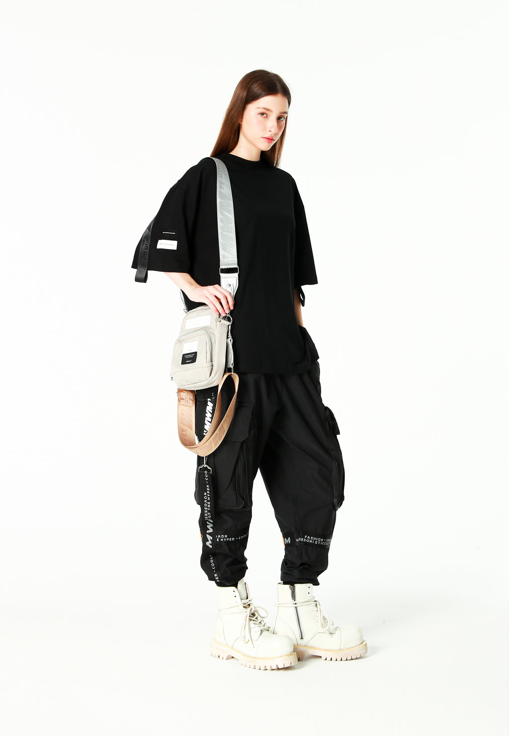 Bolso bandolera con bolsillos y parche con logo | MWM [PS_COLORS:SILVER]