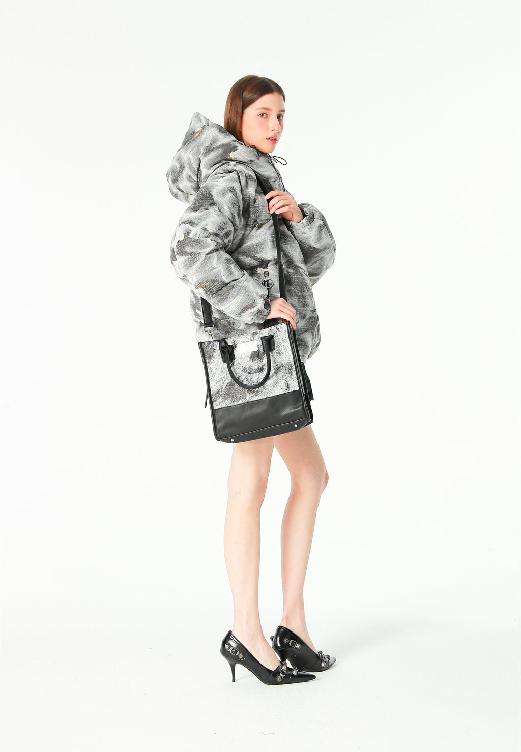 Bolso shopper con panel texturizado y correa bandolera | MWM [PS_COLORS:GREY]