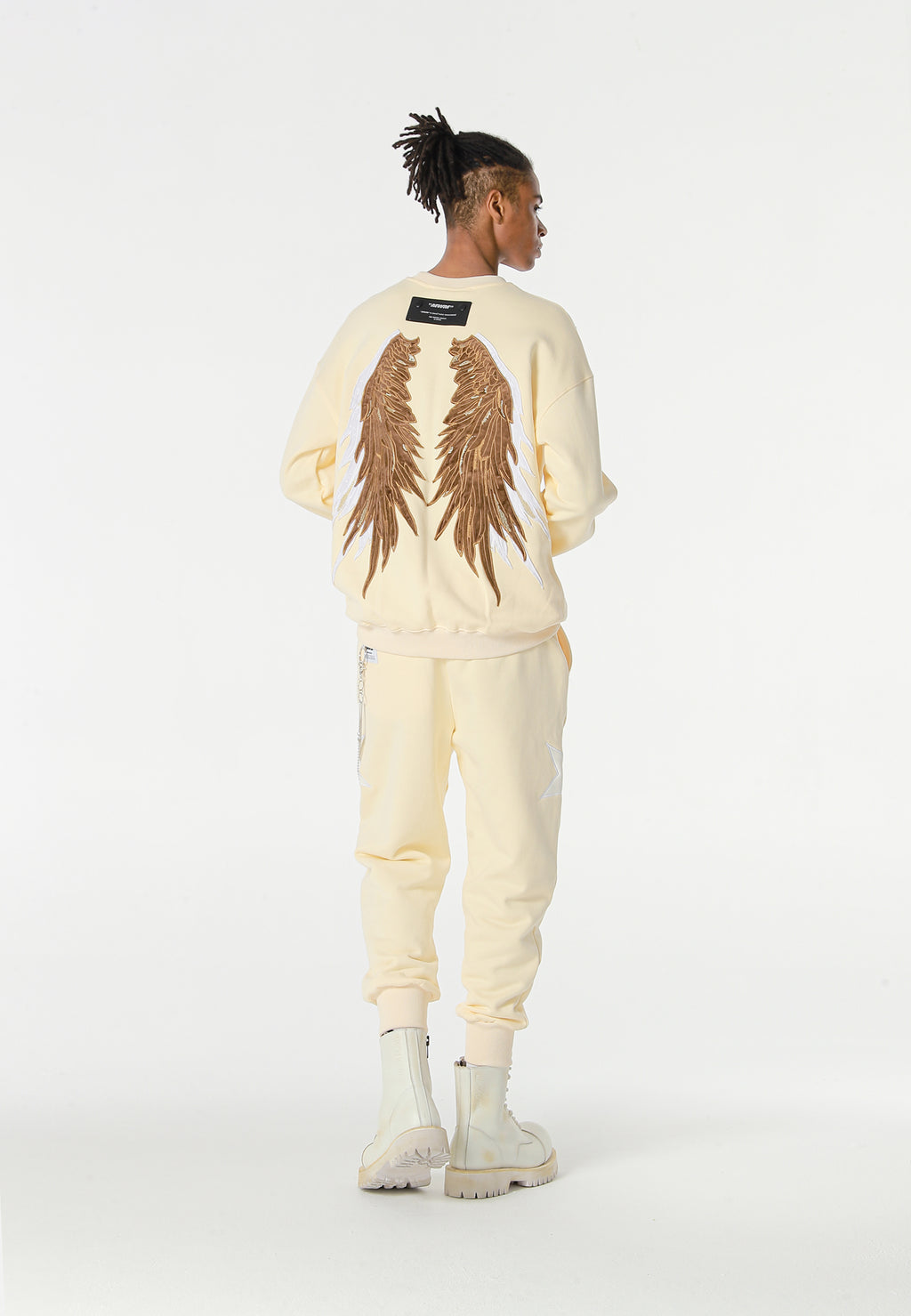 Sudadera Wings de corte relajado con estrellas frontales y doble parche de alas en la espalda | MWM [PS_COLORS:BEIGE]