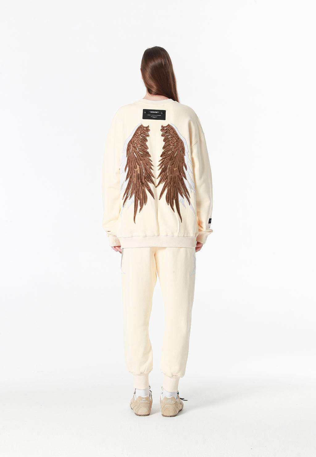 Sudadera Wings de corte relajado con estrellas frontales y doble parche de alas en la espalda | MWM [PS_COLORS:BEIGE]
