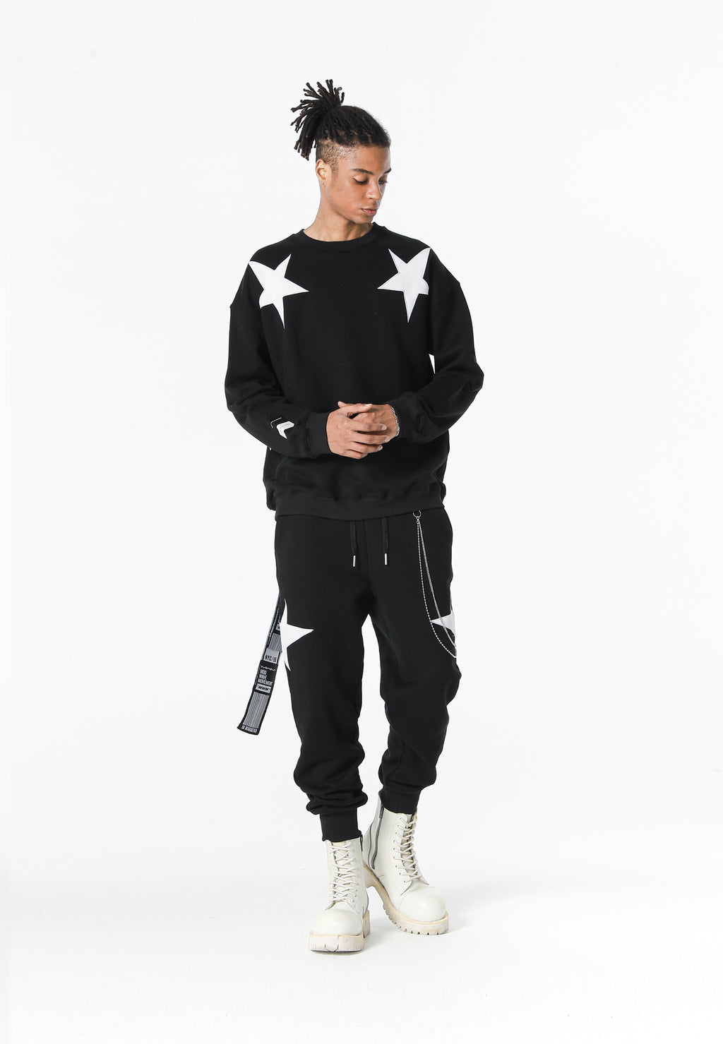 Sudadera Wings de corte relajado con estrellas frontales y doble parche de alas en la espalda | MWM [PS_COLORS:BLACK]