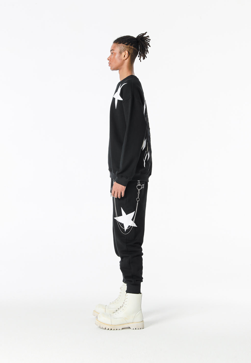 Sudadera Wings de corte relajado con estrellas frontales y doble parche de alas en la espalda | MWM [PS_COLORS:BLACK]