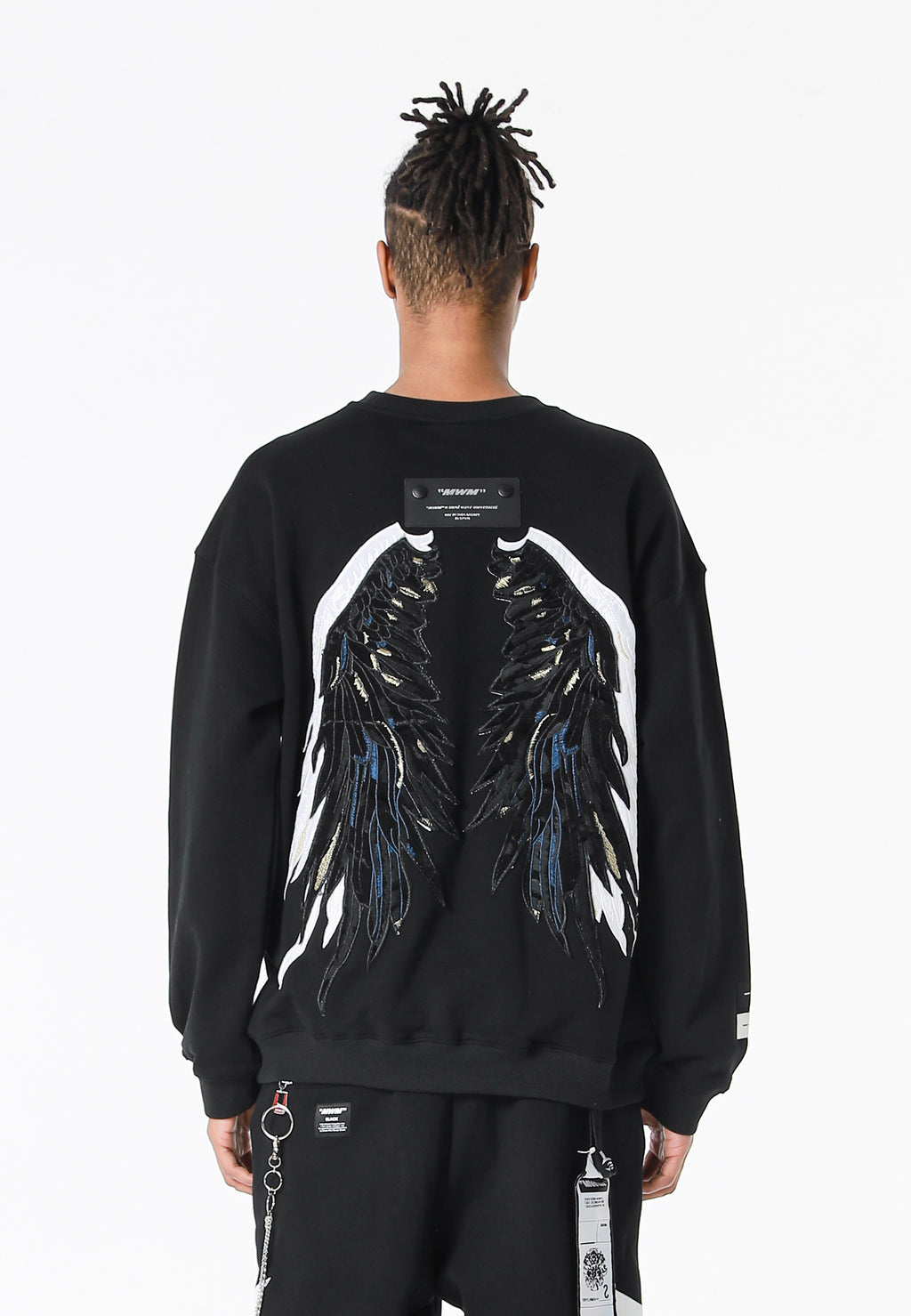 Sudadera Wings de corte relajado con estrellas frontales y doble parche de alas en la espalda | MWM [PS_COLORS:BLACK]