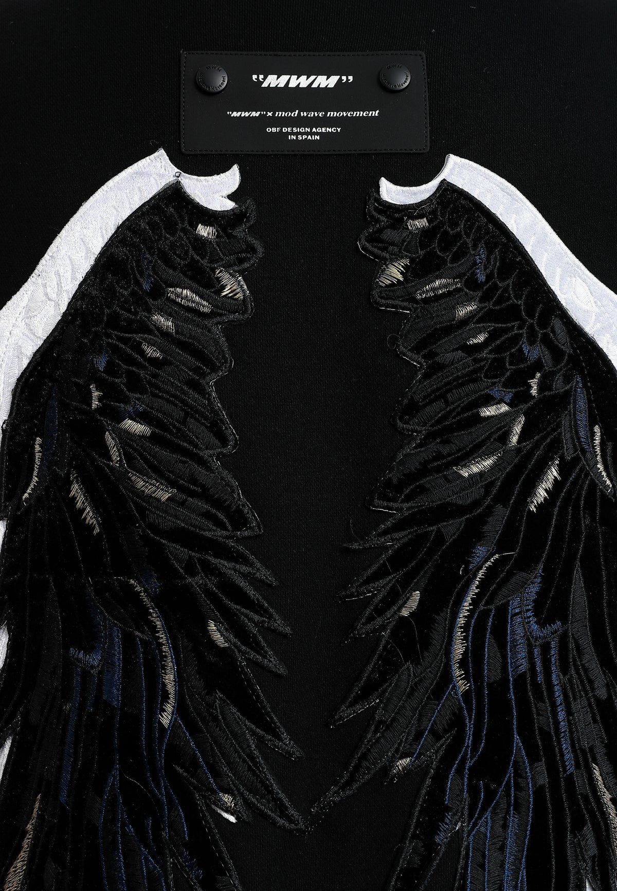 Sudadera Wings de corte relajado con estrellas frontales y doble parche de alas en la espalda | MWM [PS_COLORS:BLACK]