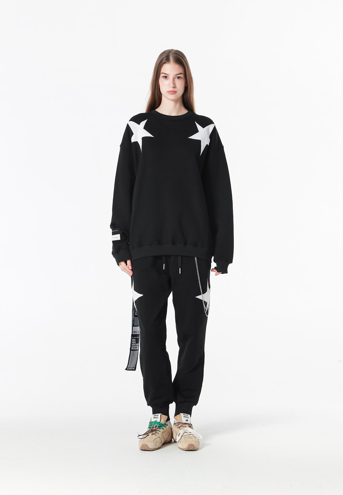 Sudadera Wings de corte relajado con estrellas frontales y doble parche de alas en la espalda | MWM [PS_COLORS:BLACK]