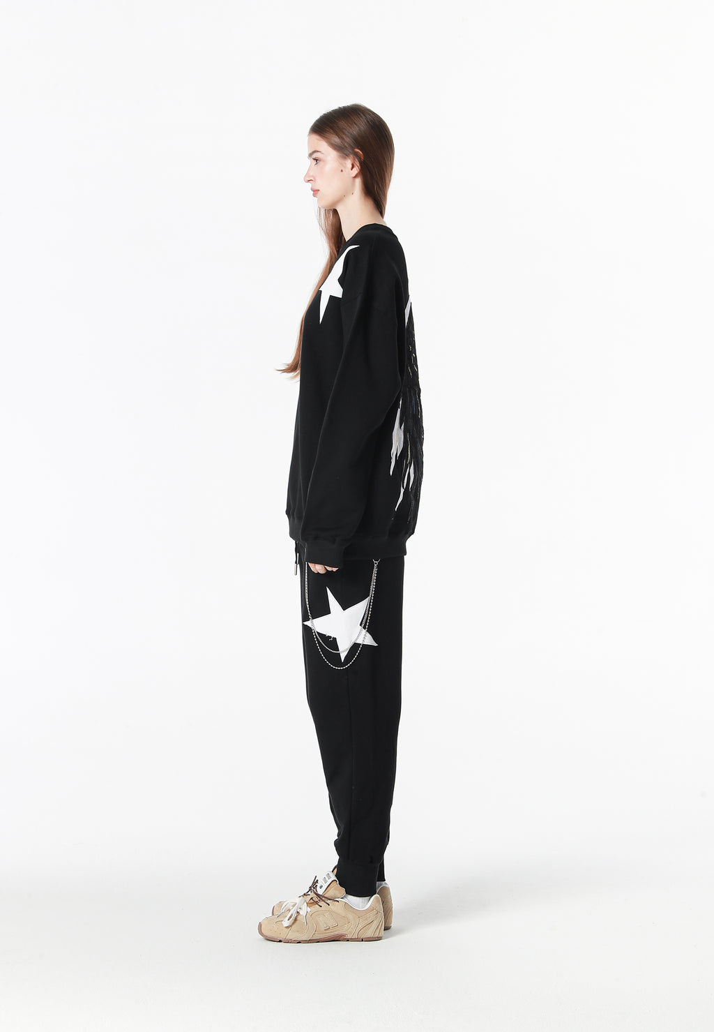 Sudadera Wings de corte relajado con estrellas frontales y doble parche de alas en la espalda | MWM [PS_COLORS:BLACK]