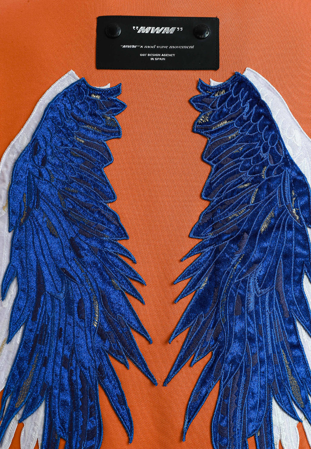 Sudadera Wings de corte relajado con estrellas frontales y doble parche de alas en la espalda | MWM [PS_COLORS:ORANGE]