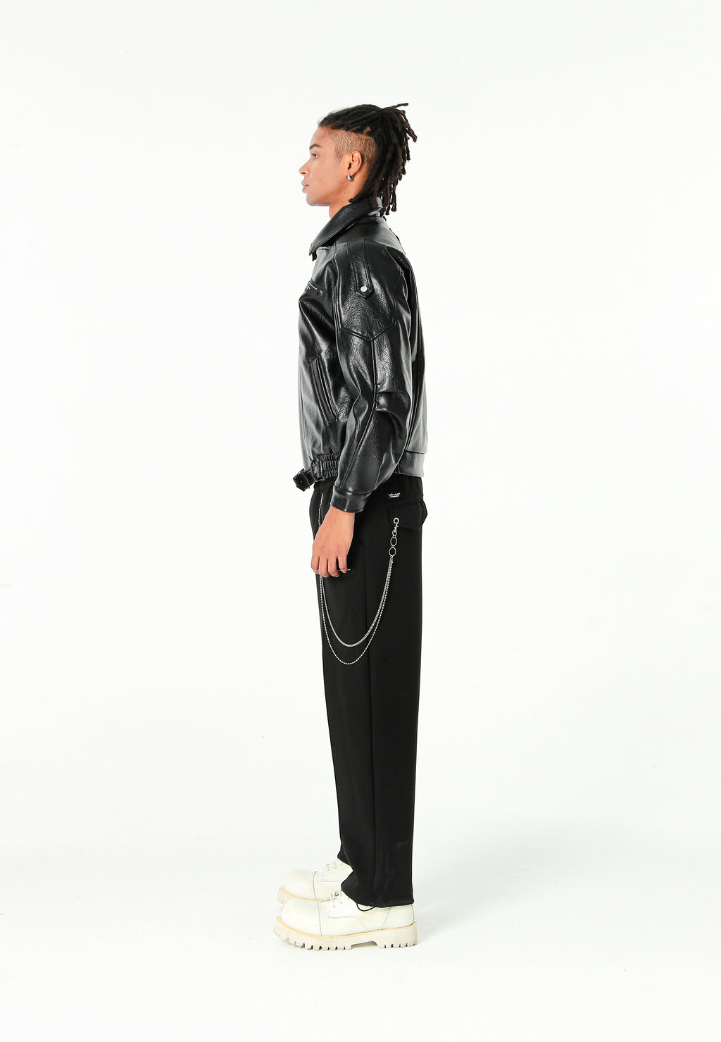 Chaqueta efecto piel con cierre cruzado asimétrico y cuello alto | MWM [PS_COLORS:BLACK]