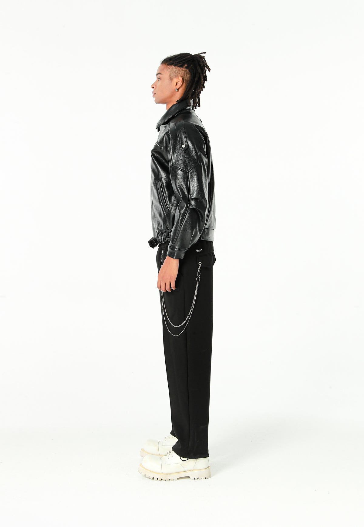 Chaqueta efecto piel con cierre cruzado asimétrico y cuello alto | MWM [PS_COLORS:BLACK]