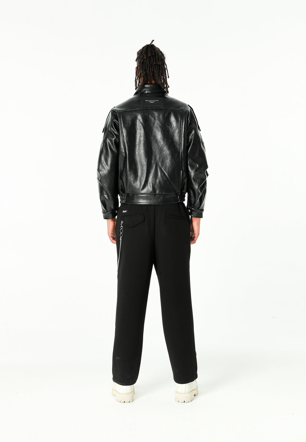Chaqueta efecto piel con cierre cruzado asimétrico y cuello alto | MWM [PS_COLORS:BLACK]