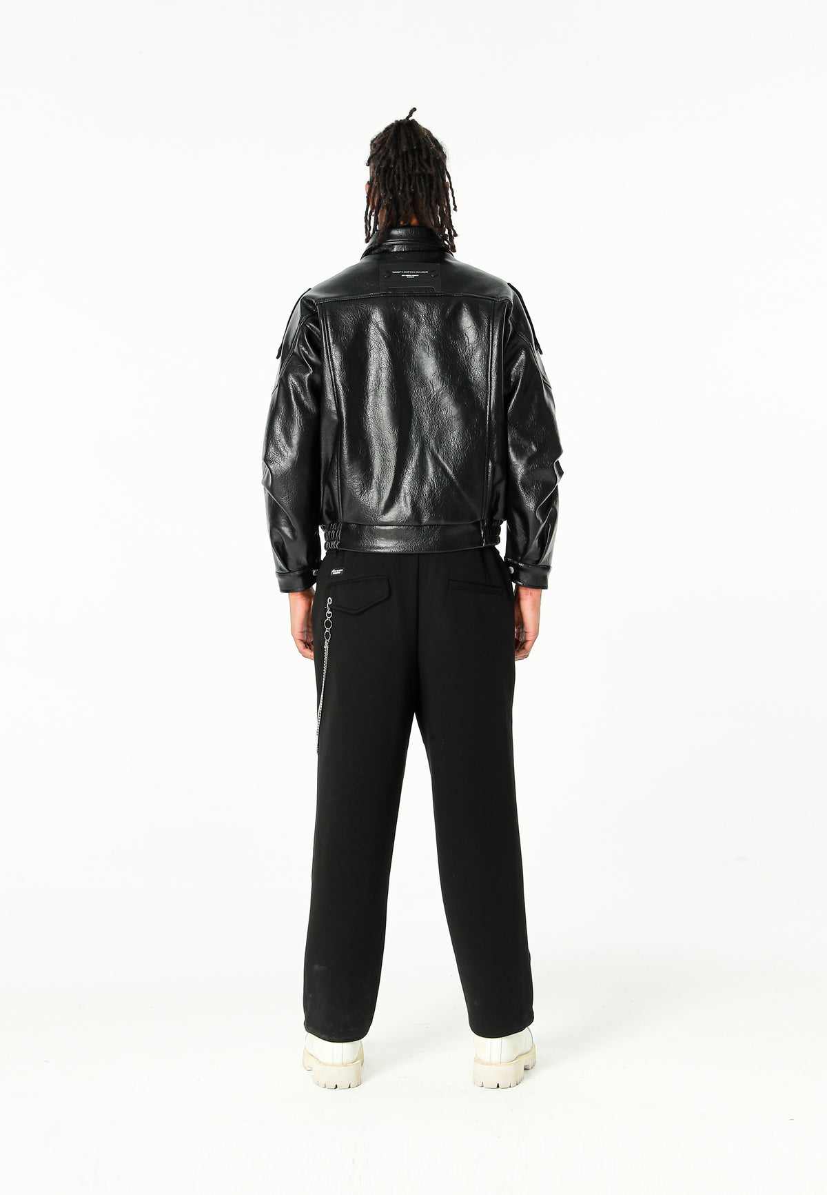 Chaqueta efecto piel con cierre cruzado asimétrico y cuello alto | MWM [PS_COLORS:BLACK]
