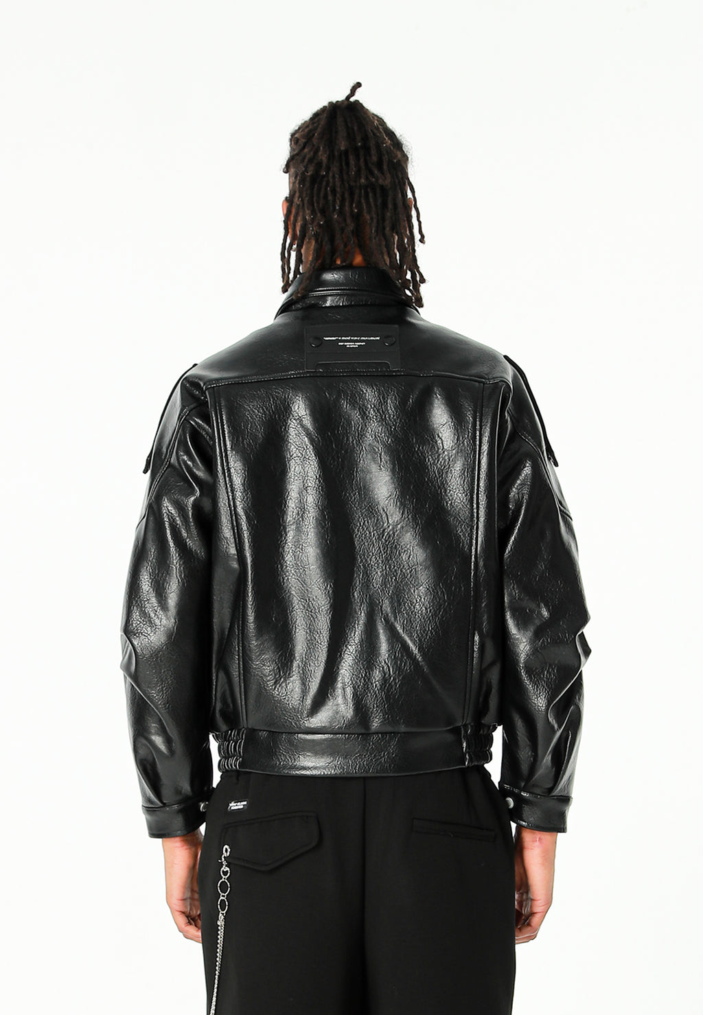 Chaqueta efecto piel con cierre cruzado asimétrico y cuello alto | MWM [PS_COLORS:BLACK]