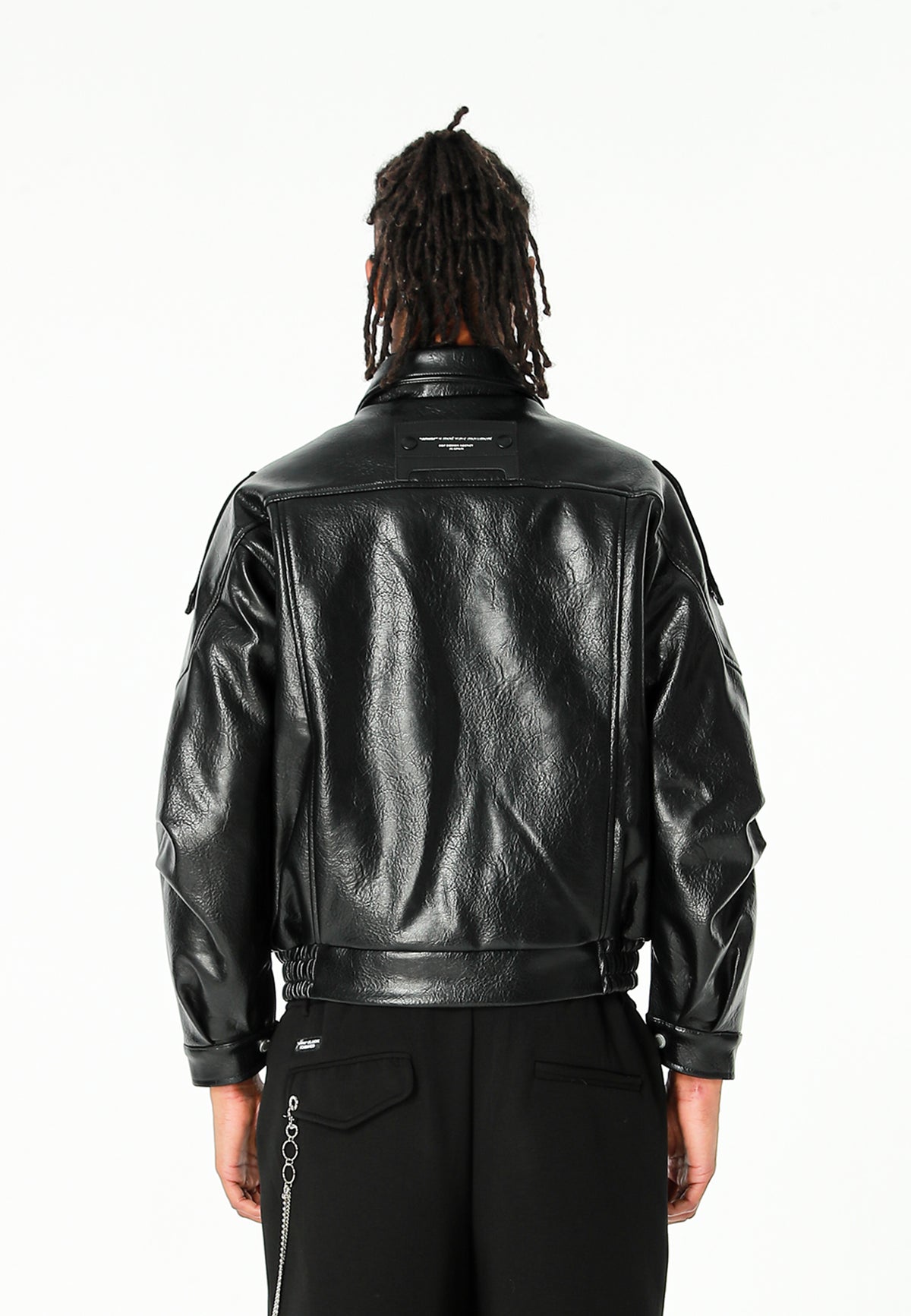 Chaqueta efecto piel con cierre cruzado asimétrico y cuello alto | MWM [PS_COLORS:BLACK]