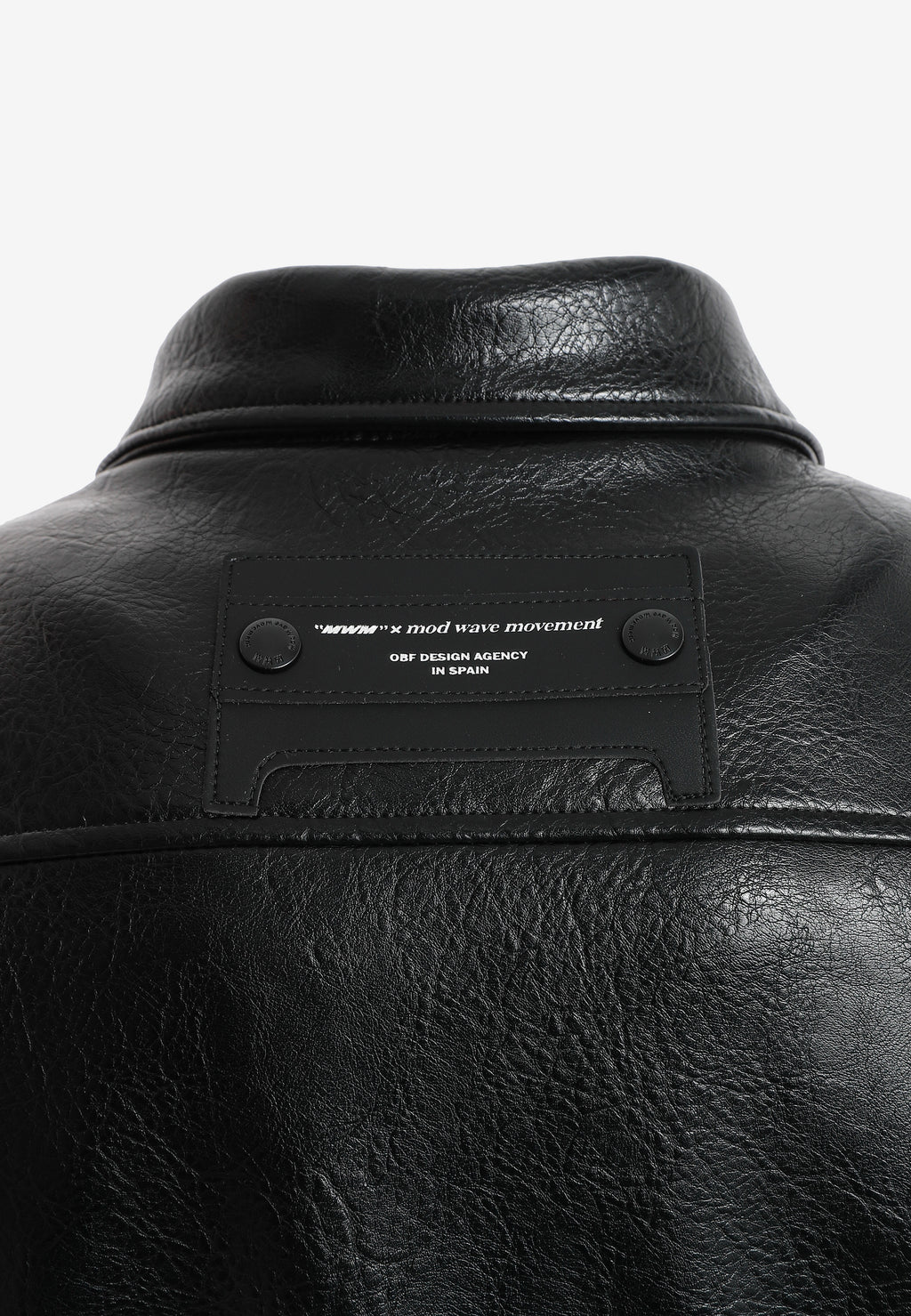 Chaqueta efecto piel con cierre cruzado asimétrico y cuello alto | MWM [PS_COLORS:BLACK]
