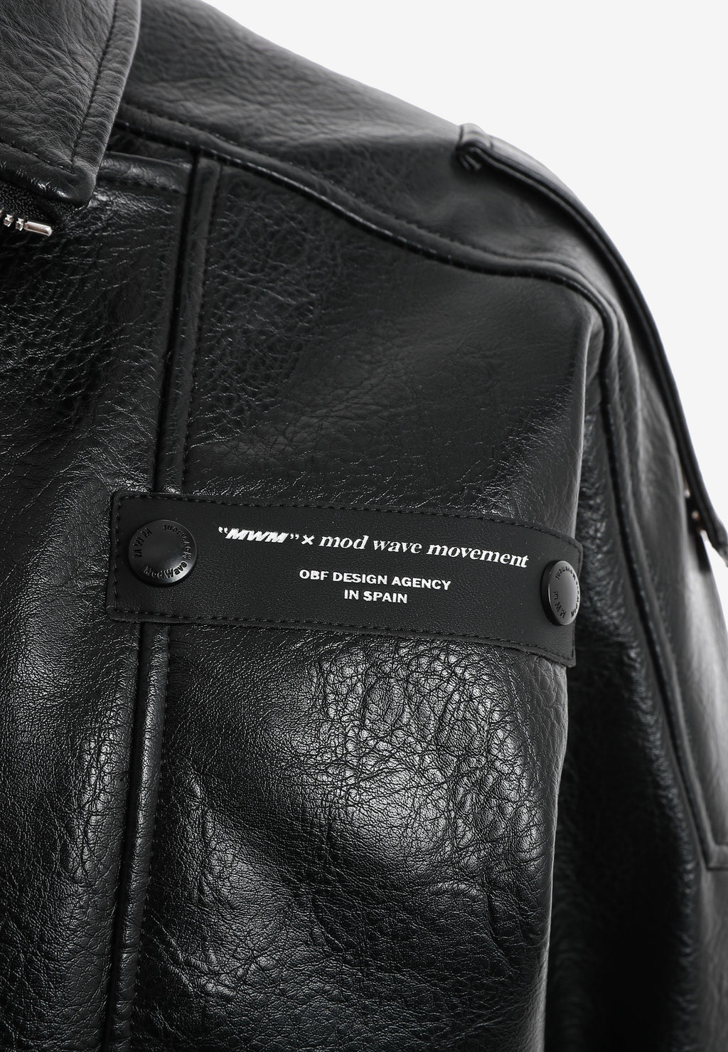 Chaqueta efecto piel con cierre cruzado asimétrico y cuello alto | MWM [PS_COLORS:BLACK]