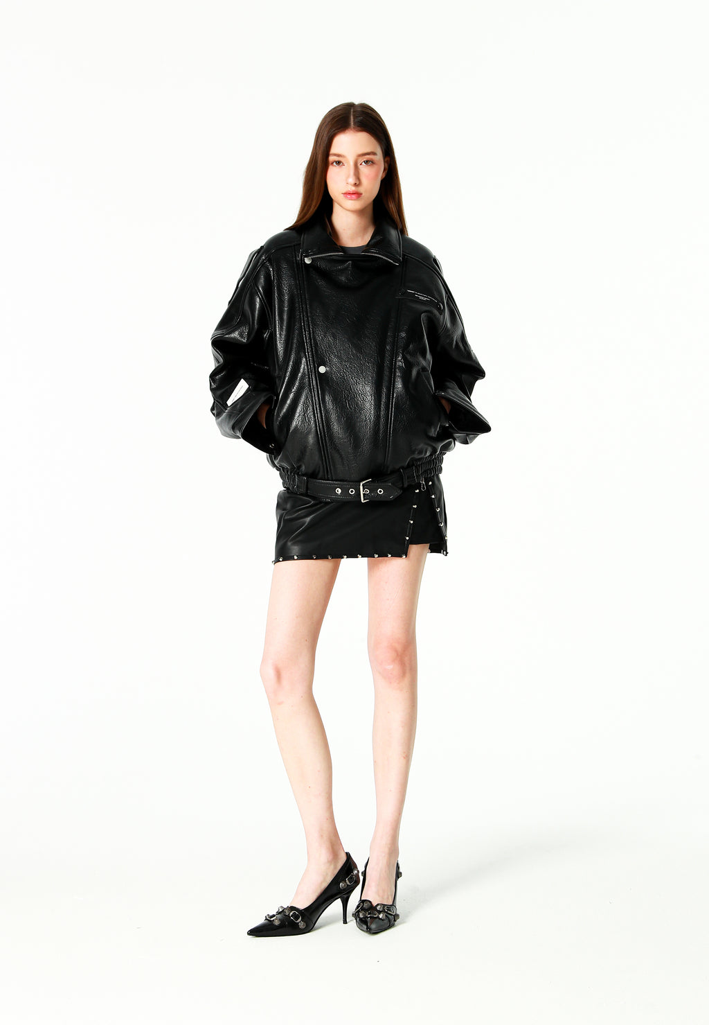 Chaqueta efecto piel con cierre cruzado asimétrico y cuello alto | MWM [PS_COLORS:BLACK]